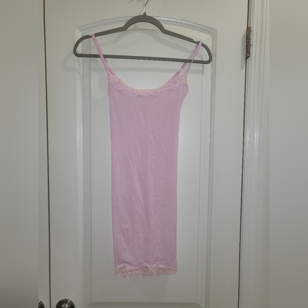 1. NWT SKIMS FITS EVERYBODY LACE SHORT SLIP DRESS IN CHERRY BLOSSOM - Picture 5 of 6